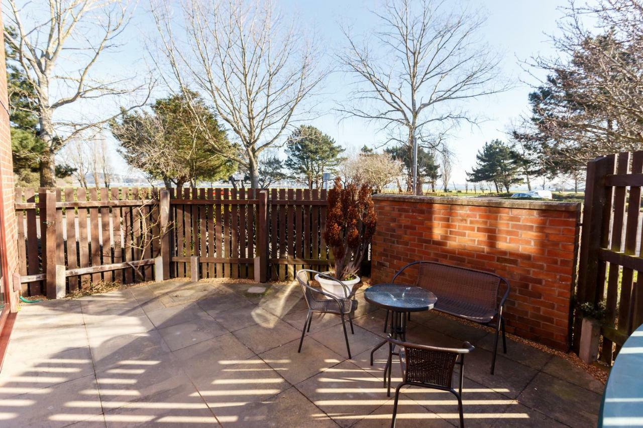 Villa Fantasea Poole Exterior foto